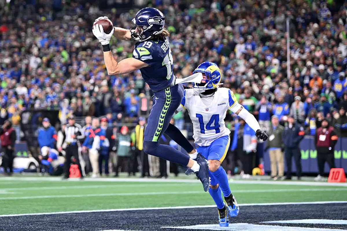 Foto de jake bobo de los seattle seahawks atrapando el balón y anotando un touchdown a los rams de los angeles