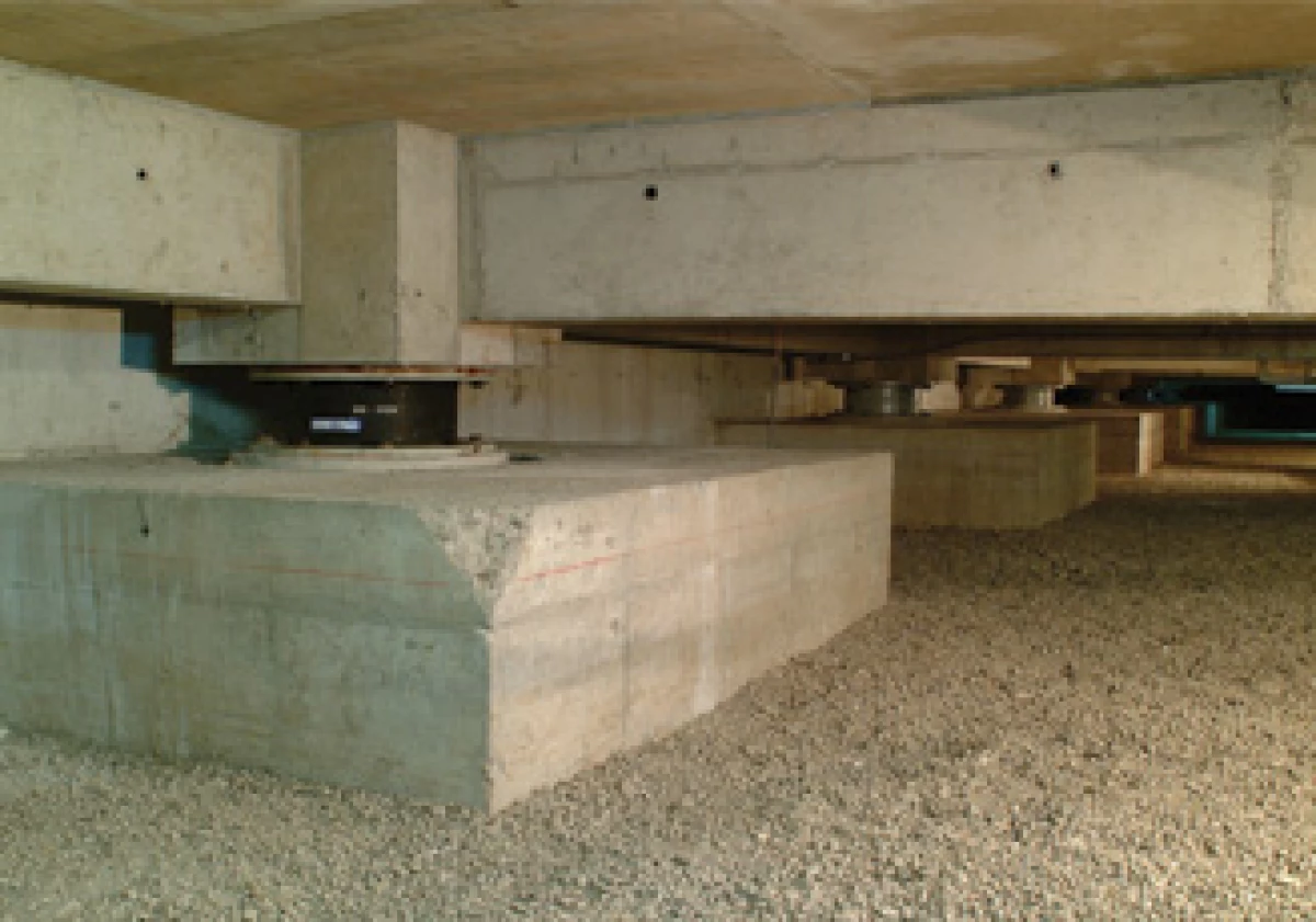 El aislamiento permite independizar el inmueble del movimiento del terreno, pues absorbe la fuerza del temblor, a modo de amortiguador. (Foto: Cortesía Sirve)