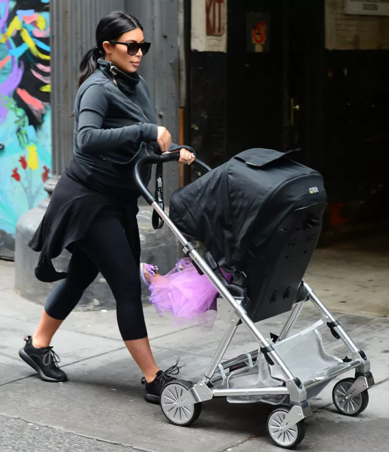 Kim Kardashian fue captada junto con su hija paseando por las calles de Nueva York, pero lo que más llamó la atención fue el outfit que su primogénita usó cual cuento de hadas.