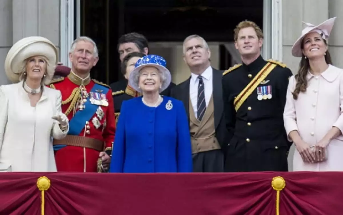 Desfiles, festejos públicos, beneficios y ahora, un aumento de sueldo. ¿Cómo costean los británicos a la poderosa familia real?