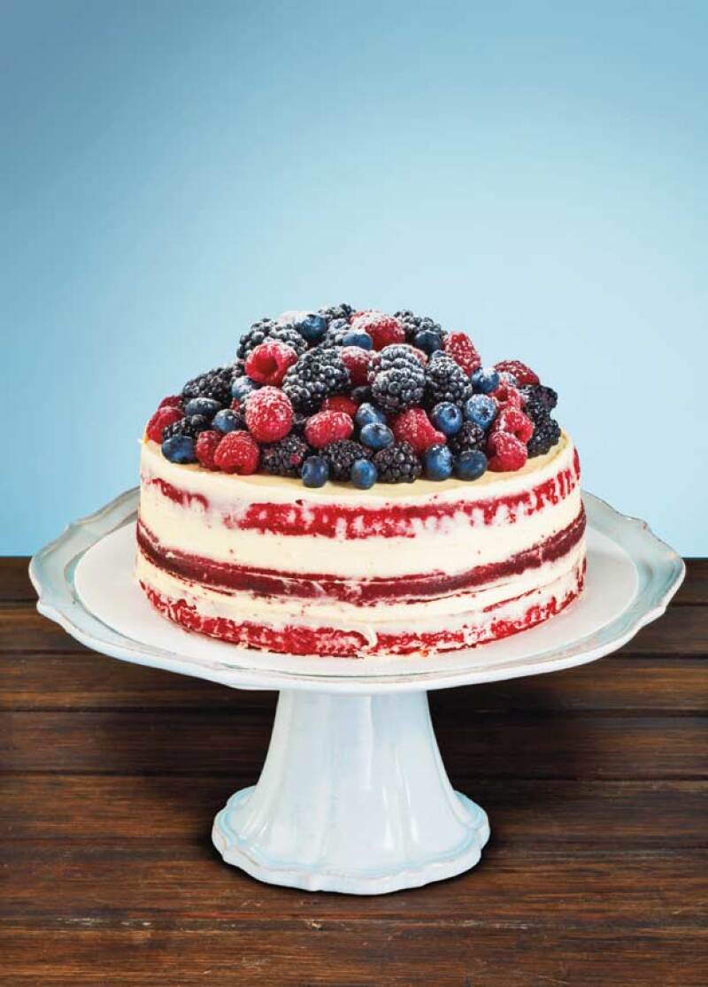 Red velvet con betún de queso crema y frutos rojos