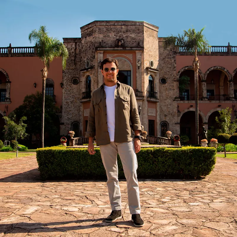 Checo Pérez en fábrica de Tequila Patrón