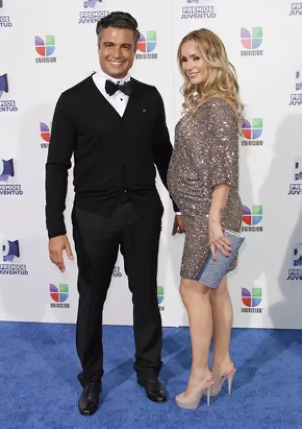 Jaime Camil y Heidi Balvanera lucieron muy felices en la alfombra azul de los Premios Juventud.