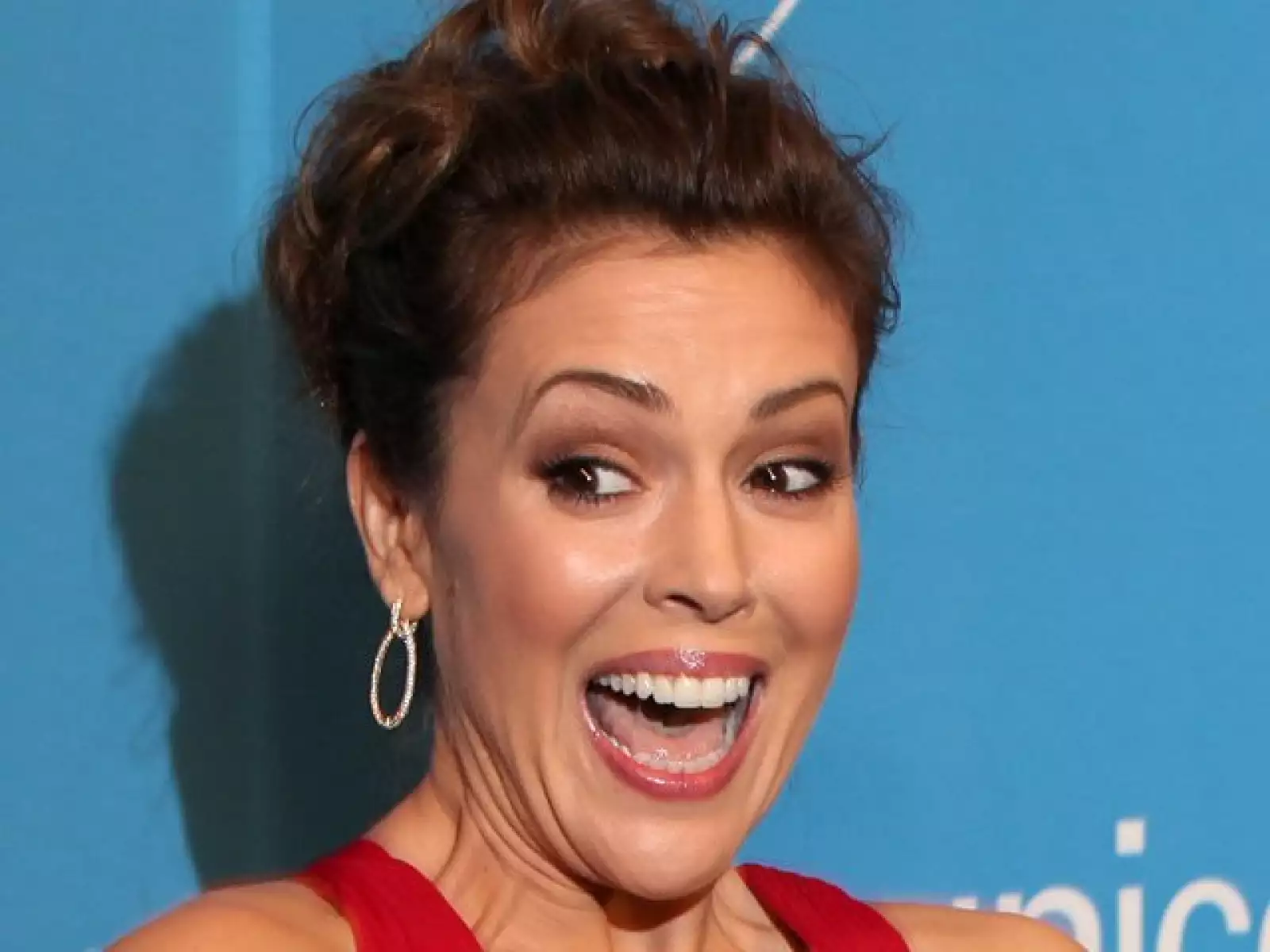 A Alyssa Milano alguien la sorprendió en su llegada a la gala organizada por el UNICEF en Los Angeles.