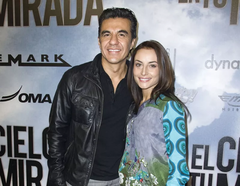 Después de tres años de relación con Adrián Uribe, la actriz regresa a la soltería. La noticia la confirmó el comediante en el programa de Javier Poza.
