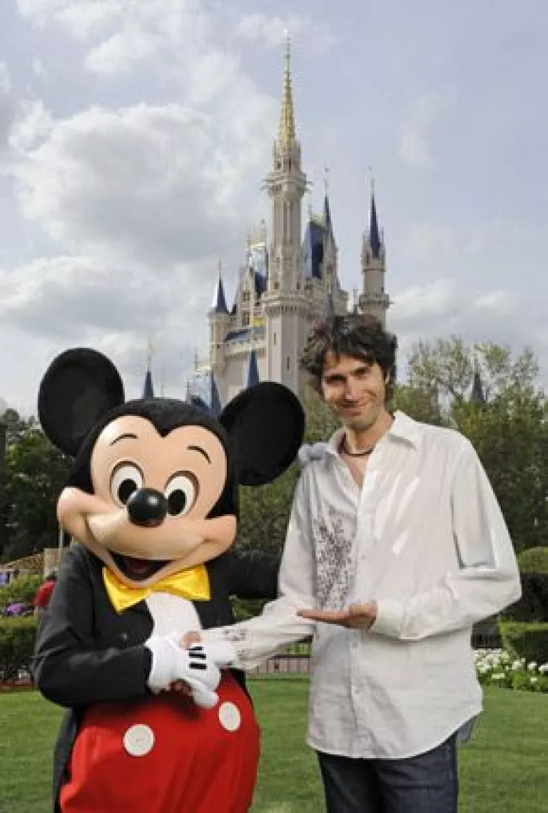 El cantante y su esposa, Celina, llevaron a Mateo y María a festejar el día del niño a Walt Disney World en donde la familia disfrutó de los parques temáticos.