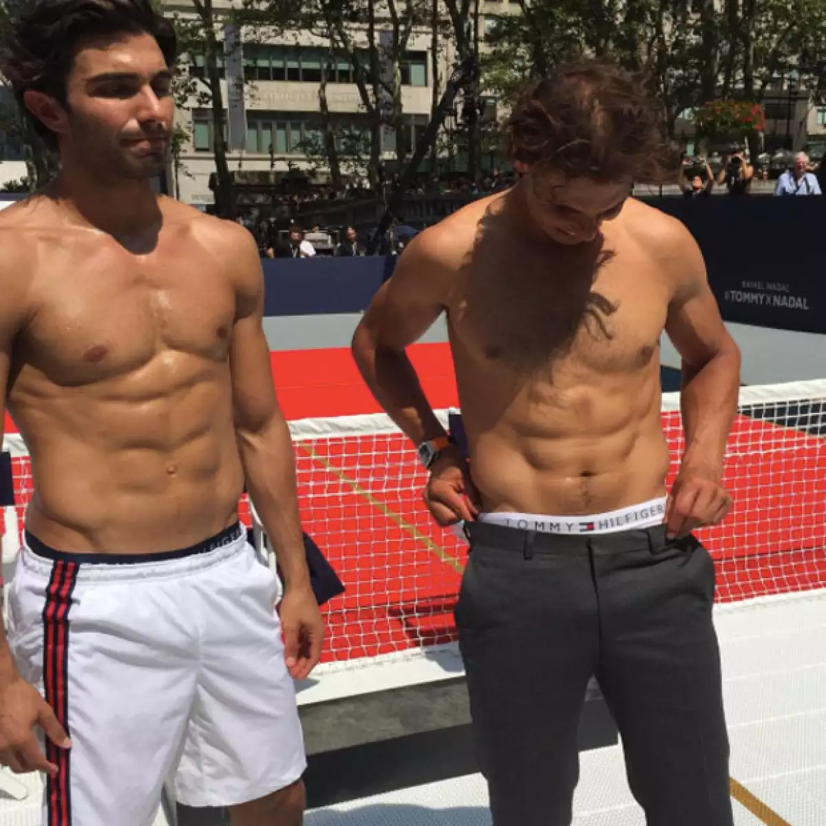 El sexy tenista en el evento donde lo nombraron embajador de la marca.