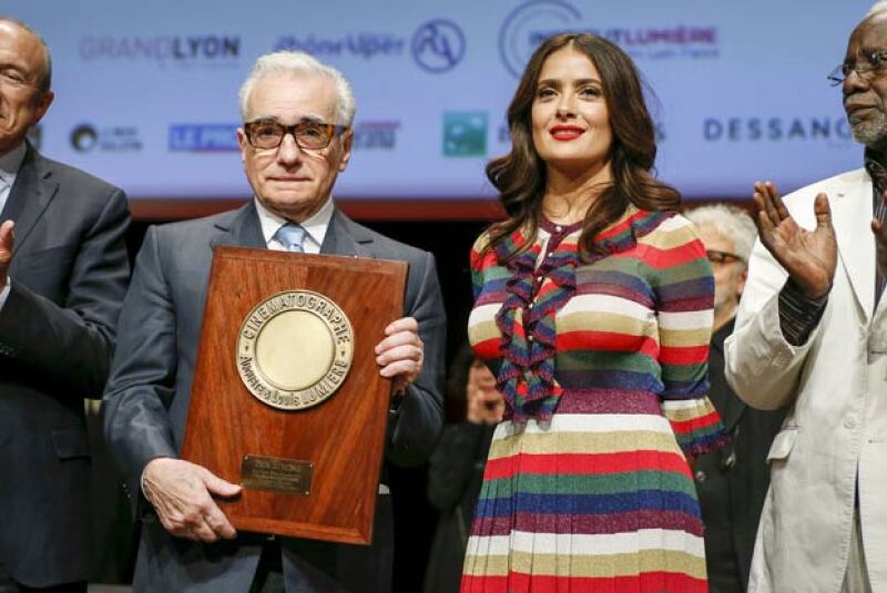 Dando cátedra de estilo, la actriz impuso con su colorido look en Lyon.