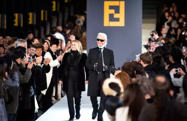 Durante sus años como diseñador independiente Lagerfeld colaboró con la firma Fendi para luego ser nombrado director artístico.