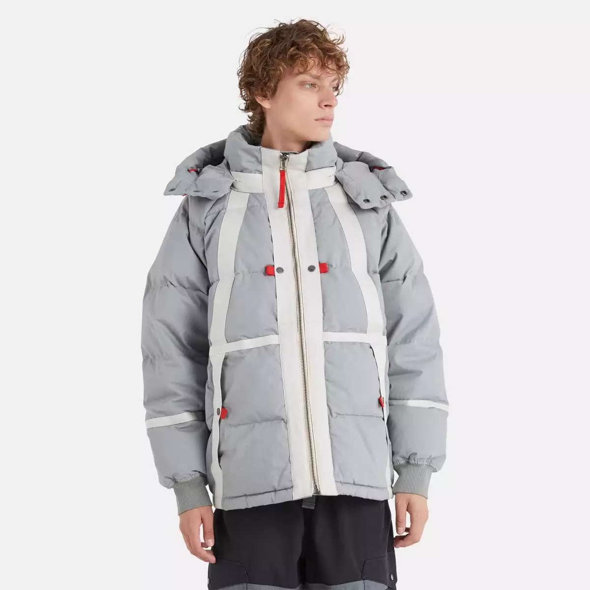 Un hombre viste con la chamarra futurista de la colección de Timberland Future73