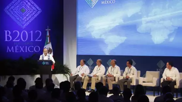 Felipe Calderón destacó la manera en que México convirtió los desafíos en oportunidades. Dijo que la economía nacional lleva trece trimestres creciendo de manera consecutiva, exporta más manufacturas que todos los países de América Latina y el Caribe junt