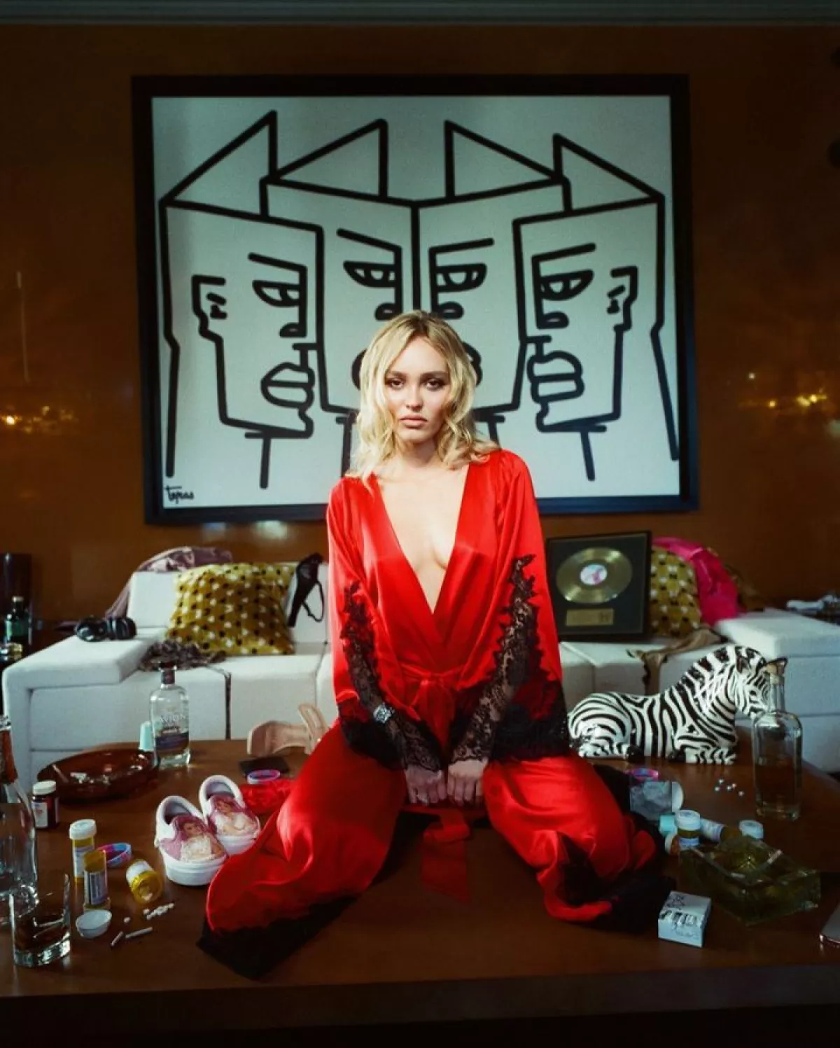 Jocelyn usa una pulsera de hospital mientras posa para promocionar su más reciente sencillo. 