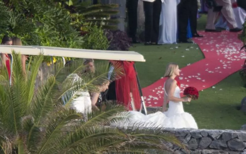 El enlace tuvo lugar en Tenerife el pasado fin de semana frente a sus más cercanos amigos entre los que se encontraban Genoveva Casanova, David Bisbal y Elena Tablada entre otros.