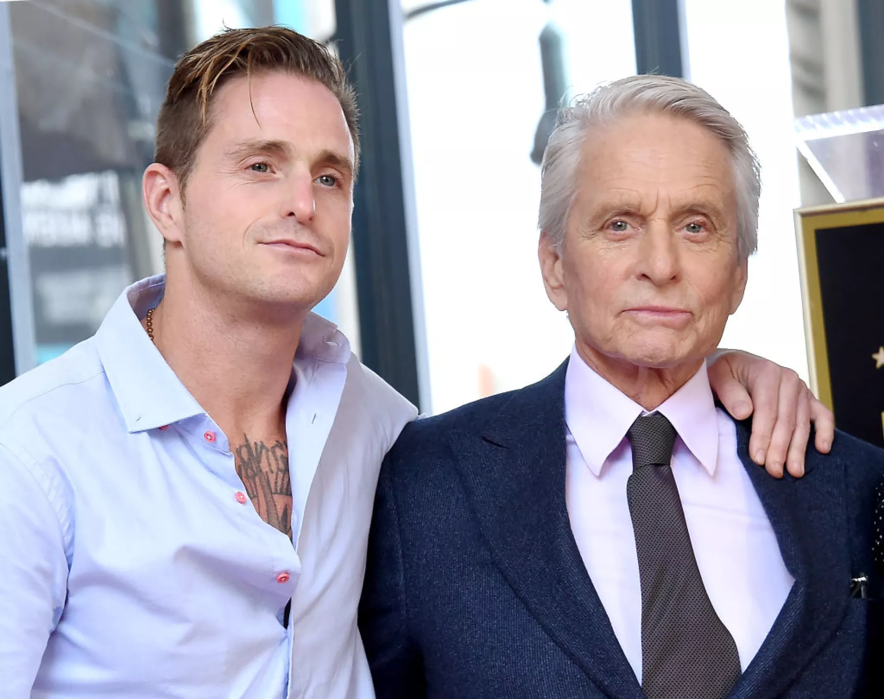 hijo de michel douglas revela que su papa lo obligaba a repartir marihuana