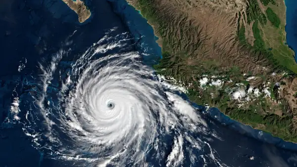 Huracán Rachel en el Pacífico frente a México visto desde satélite el 30 de septiembre de 2026, con ojo visible y trayectoria cercana a la costa occidental de México.