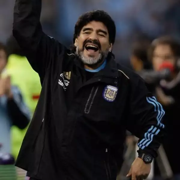 Diego Armando Maradona pide habitaciones perfectamente pintadas, bañeras con hidromasaje en cada una, televisiones LCD e inodoros de lujo para sus jugadores y para él.  Además solicitó que el campo de entrenamiento no tenga marcas y mandó construir un nue
