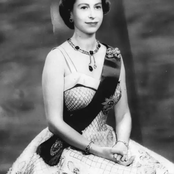 En 1943, a la edad de 16 años, Isabel realizó su primera aparición pública en solitario con la Guardia de Granaderos, de la que había sido nombrada coronel en jefe el año previo.