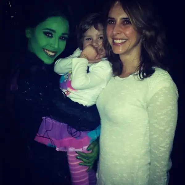 Irán levó a Irka a disfrutar el musical "Wicked" y a tomarse la foto del recuerdo con Danna Paola.