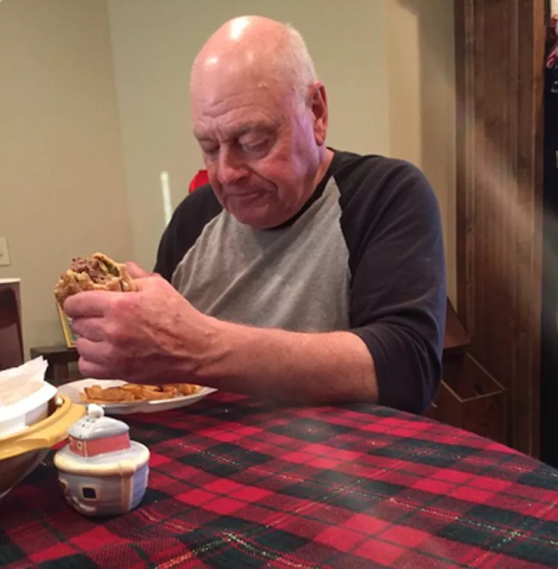 Este hombre preparó hamburguesas y helado para sus nietos y éstos no se presentaron. La foto de su reacción se ha vuelto viral en redes. Te contamos qué pasó.