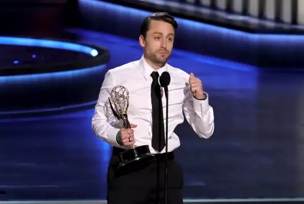 Kieran Culkin al recibir su Emmy como Mejor actor de serie de drama.