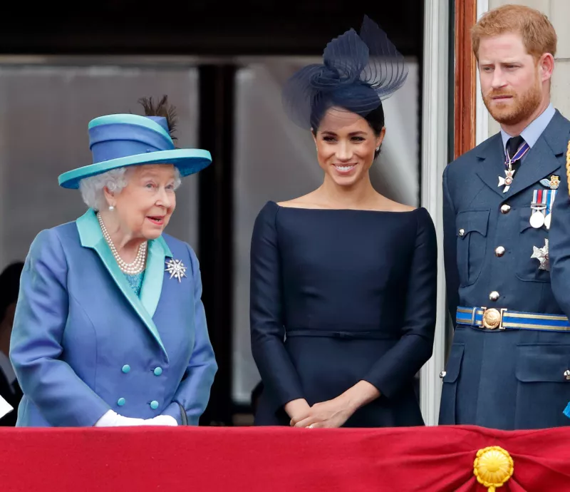 Reina Isabel, príncipe Harry y Meghan Markle