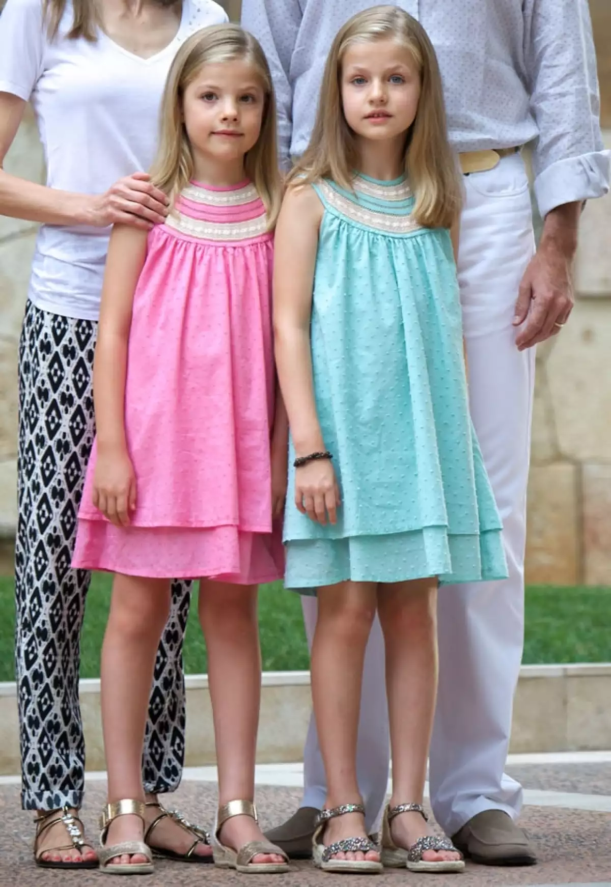 Prendas clásicas y femeninas, la preferencia por firmas españolas y buen gusto caracterizan el guardarropa de las hijas de Felipe y Letizia, reyes de España.