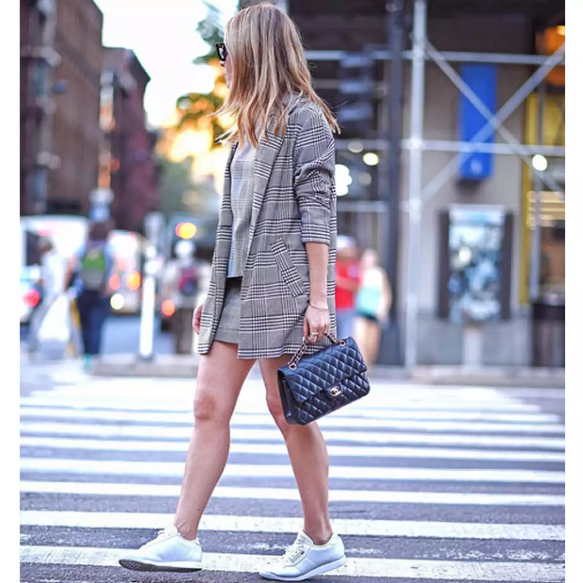No necesitas estar en NYFW para ver la tendencia más hot de esta temporada. ¿Dónde la encuentras? En los pies de estas guapas tapatías que los portan muy a su estilo. ¡Sé parte del #sneakerboom!