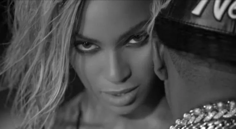 La cantante se coloca como la favorita a los premios que este año entregará la cadena televisiva; entre los artistas destacados también se encuentren Miley Cyrus y Lorde.