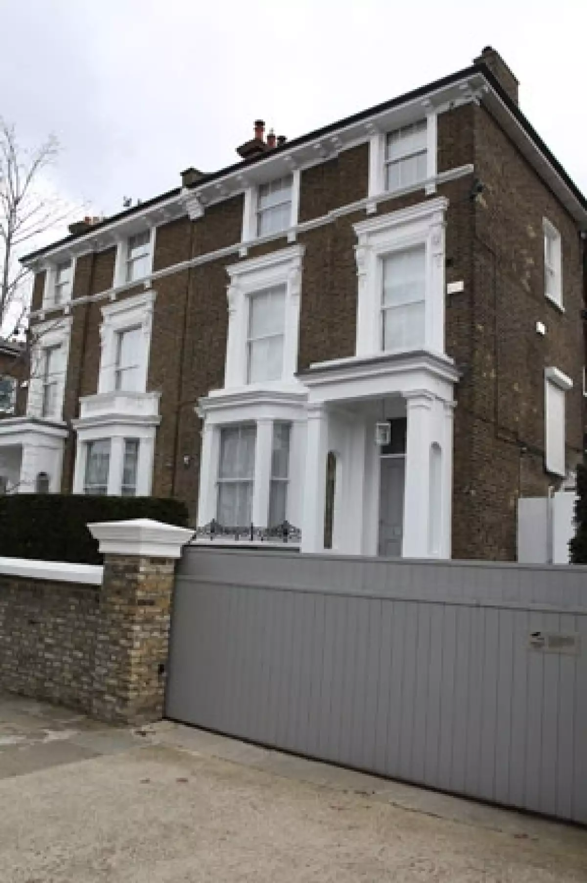 El papá del vocalista de Coldplay, Anthony Martin aseguró en una entrevista que tanto su hijo como la actriz seguirán apoyándose mutuamente para garantizar el bienestar de Apple y Moses.