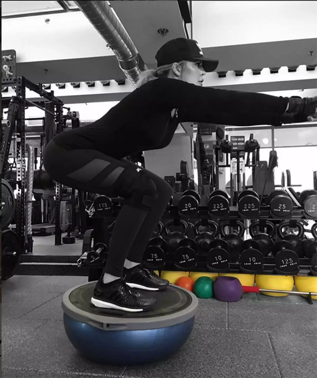 Khloé Kardashian nos comparte en sus redes sociales los ejercicios que realiza día con día