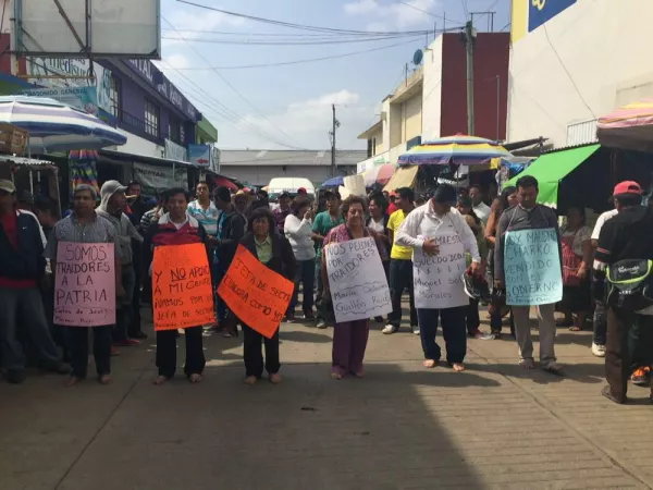 A los detenidos se les colocaron al frente carteles con leyendas donde señalan "somos traidores a la patria", "soy maestro charro vendido", entre otros.