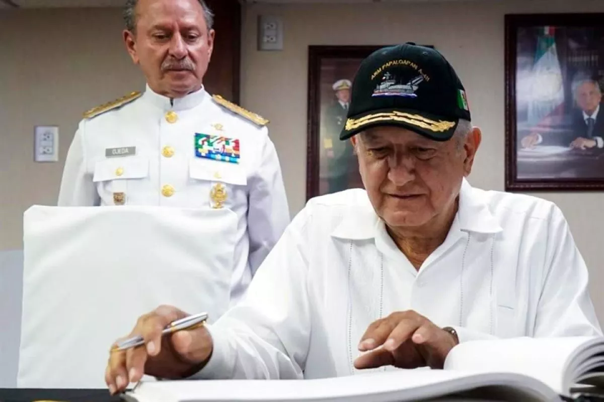 AMLO y Marinos.jpeg