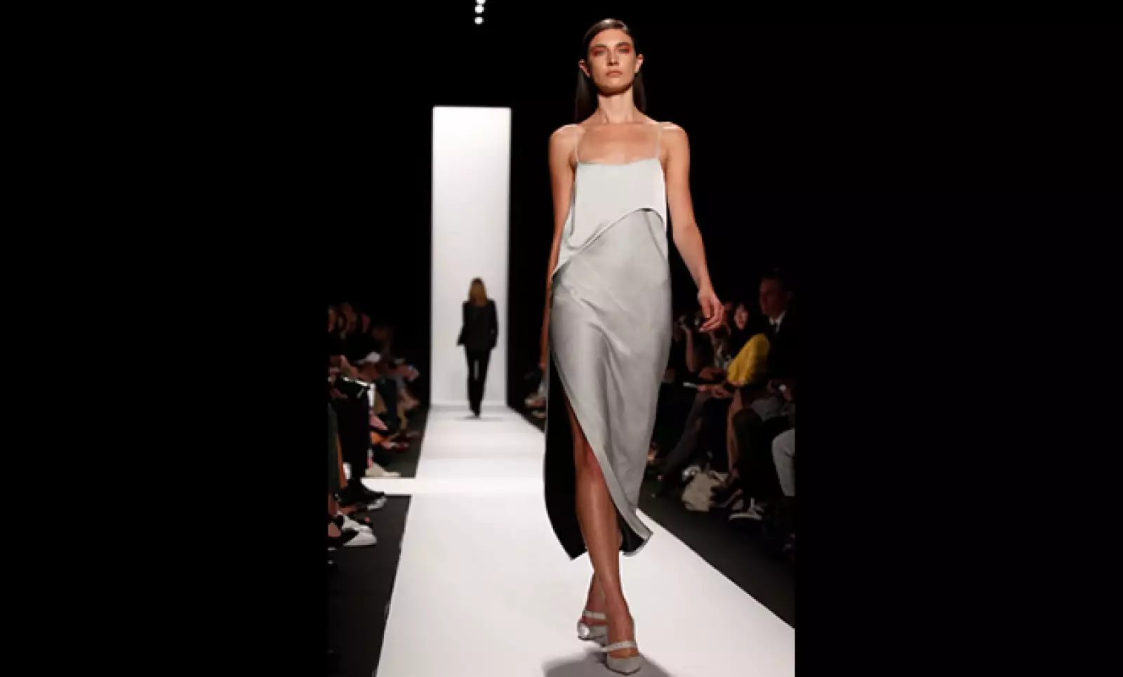 El diseñador de origen cubano usó además telas color champaña, siguiendo la tendencia de los tonos claros.