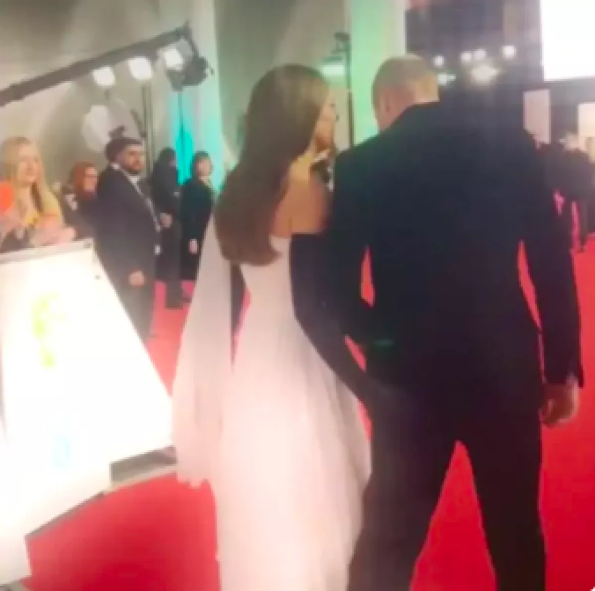 El exacto momento en el que Kate le dio una nalgadita a William en la red carpet.