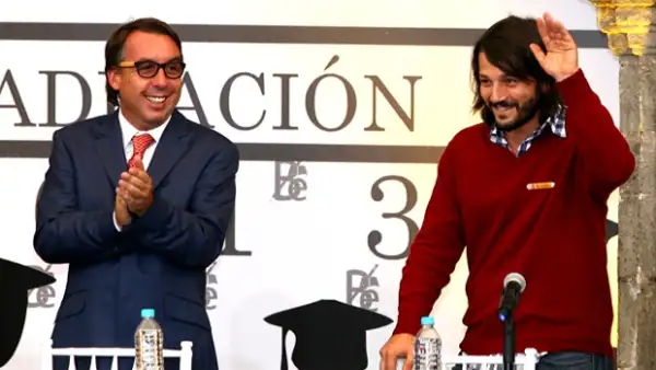 El actor dijo que apuesta por la educación como motor para lograr un cambio; Azcárraga Jean felicitó a los estudiantes por su pasión y entrega.