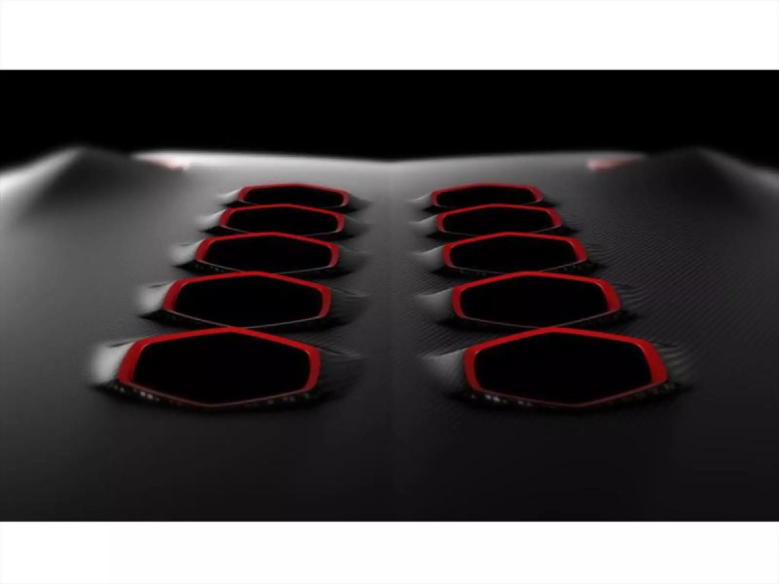 El peso total es de menos de una tonelada (999 kg), que combinado con el poderoso motor V10 de 5.2 litros y 570hp, le permiten obtener un 0 a 100 km/h en apenas 2.5 segundos.