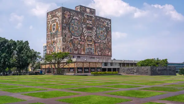 Biblioteca central de la Unam ubicada en la ciudad universitaria de CDMX.
