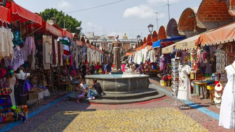 Mercado de artesanías en Puebla.  Un tercio de las mipymes encuestadas por la BUAP dicen que la competencia desleal (informalidad) limita su crecimiento.  (Foto: iStock)