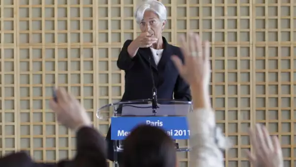 El gobernador del banco central de China, Zhou Xiaochuan, anunció el apoyo del país a la francesa, declaración con la que finaliza la neutralidad que se mantuvo frente a los aspirantes.