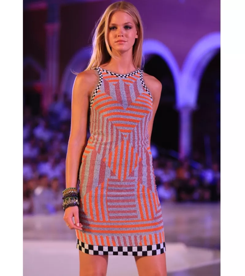 Tener autoconfianza, comer saludable y no tomar refrescos fueron algunos de los consejos que compartió la modelo Erin Heatherton para lograr tener un cuerpo digno de Victroria´s Secret.