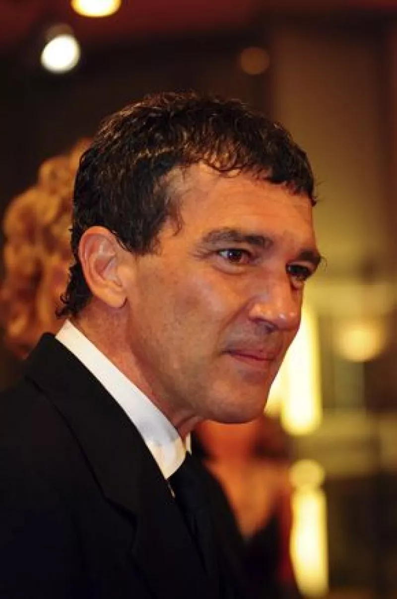 El actor español desea hacer una nueva versión de la exitosa serie francesa, la cual será transmitida a la comunidad latina de Estados Unidos.