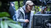 foto del director wes ball con gorra, audífonos y frente a una cámara en el rodaje de la película el planeta de los simios: nuevo reino