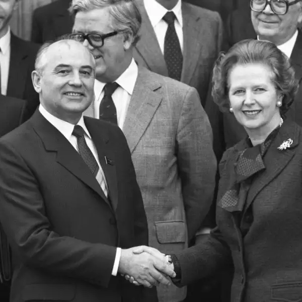 Mijaíl Gorbachov le da la mano a la primera ministra británica Margaret Thatcher en Checkers el 16 de diciembre de 1984.