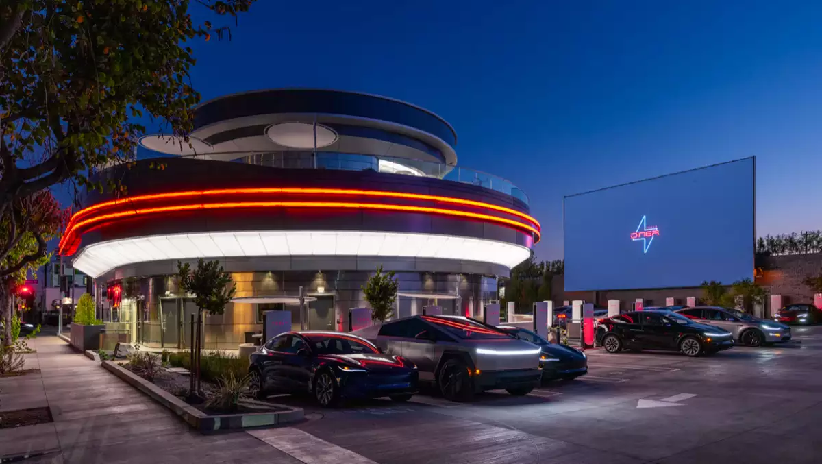 Tesla Diner en Los Ángeles atrae la mirada de turistas, mientras su acciones caen