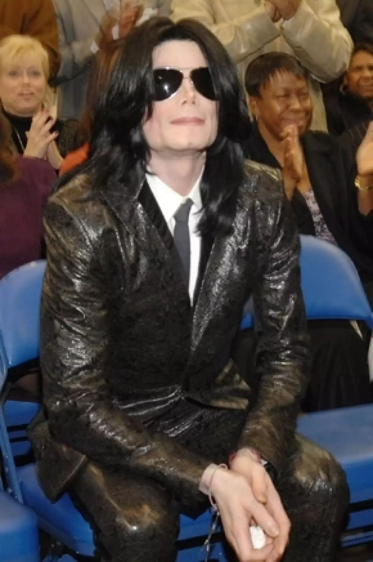 De acuerdo con Mark Lester, el cantante acudía al alcohol para poder dormir. De hecho, aseguró que Michael estaba ebrio cuando presentó la gira "This is It".