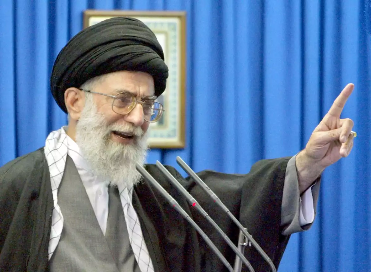 El líder supremo de Irán, Ayatolá Ali Khamenei, da un sermón de oración el viernes en la Universidad de Teherán el 11 de abril de 2003. Los testigos dijeron el 28 de febrero de 2026, que los fuertes aplausos resonaron en partes de Teherán y los residentes se acertaron a sus ventanas para aplaudir y tocar música de celebración después de los informes de la muerte del líder supremo iraní, el ayatollah Ali Khamenei. (