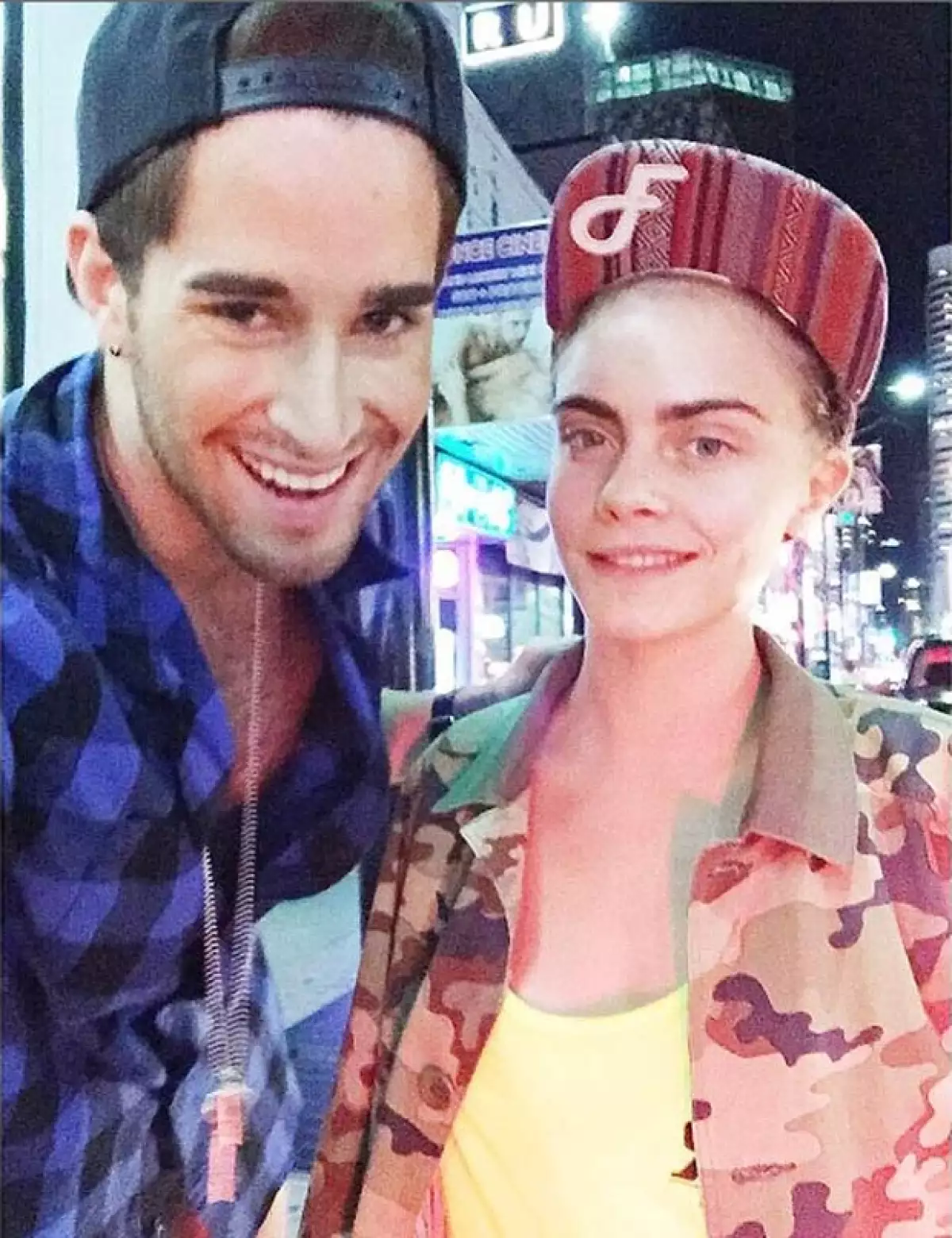 En camino al Strip Club, Cara aprovechó para tomarse una foto con un fan.