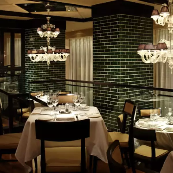 En su planta baja destaca un imponente Lounge en el entrepiso, donde una biblioteca equipada con una impecable colección de libros de arte y diseño de la editorial Taschen domina la escena.