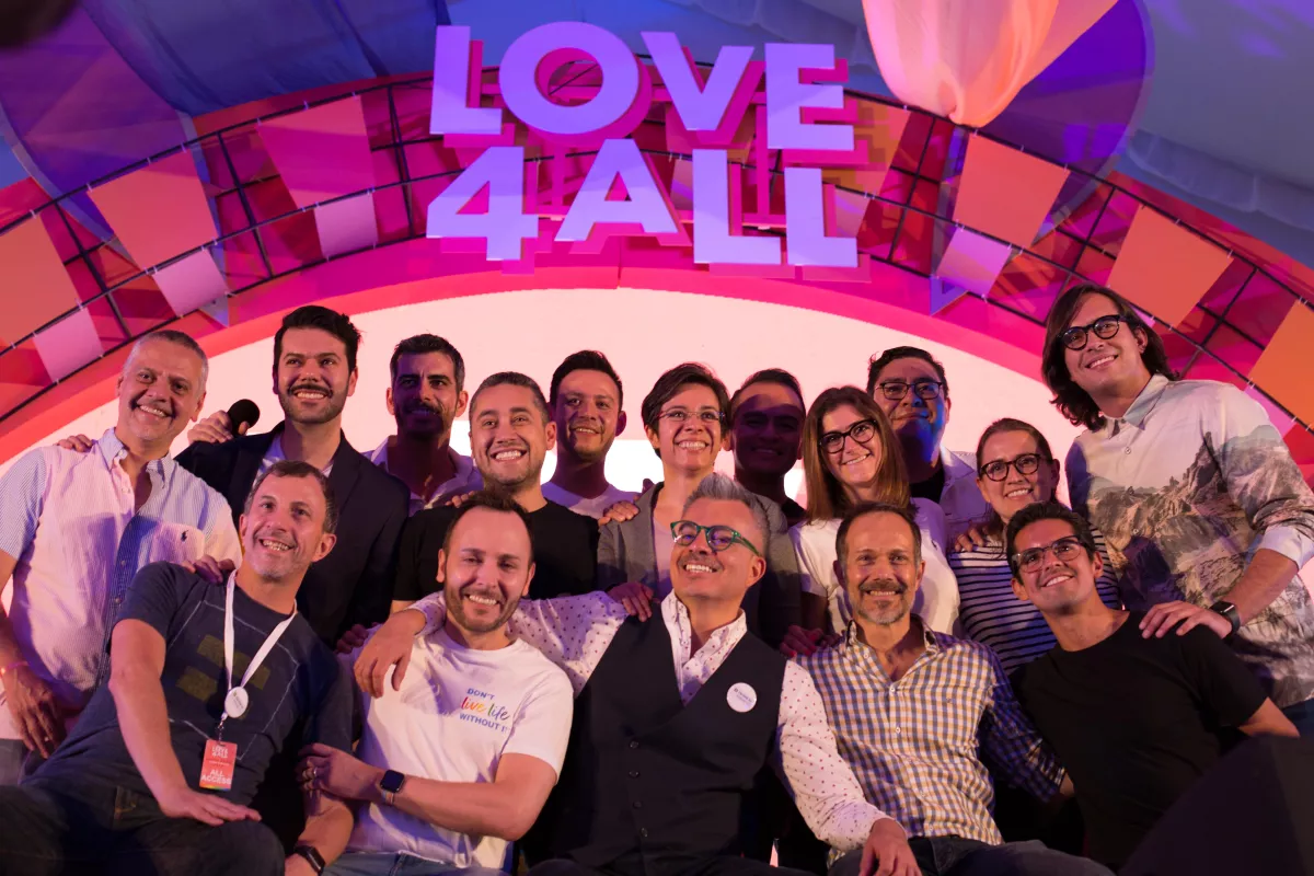 Participantes y organizadores de un festival por la inclusión social.