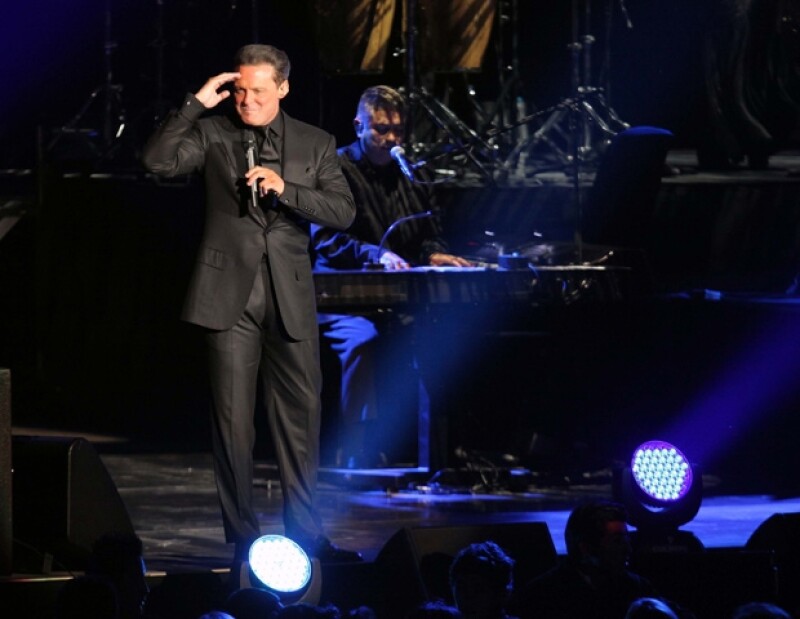 "Es un placer celebrar con ustedes 30 años en la música. También hay que felicitar a esta obra, la Arena Ciudad de México, un gran aplauso", expresó el cantante.